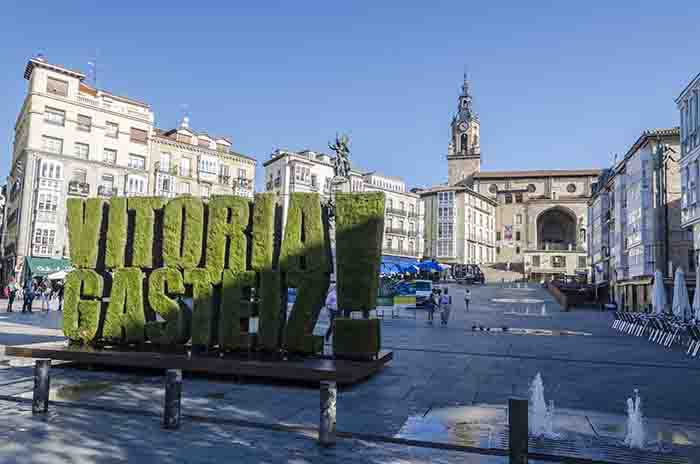 Álava - Vitoria-Gasteiz 01 - plaza de la Virgen Blanca.jpg